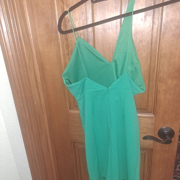 Size small beautiful green dress asymmetrical straps by OLIA lulu's - Picture 4 of 7
